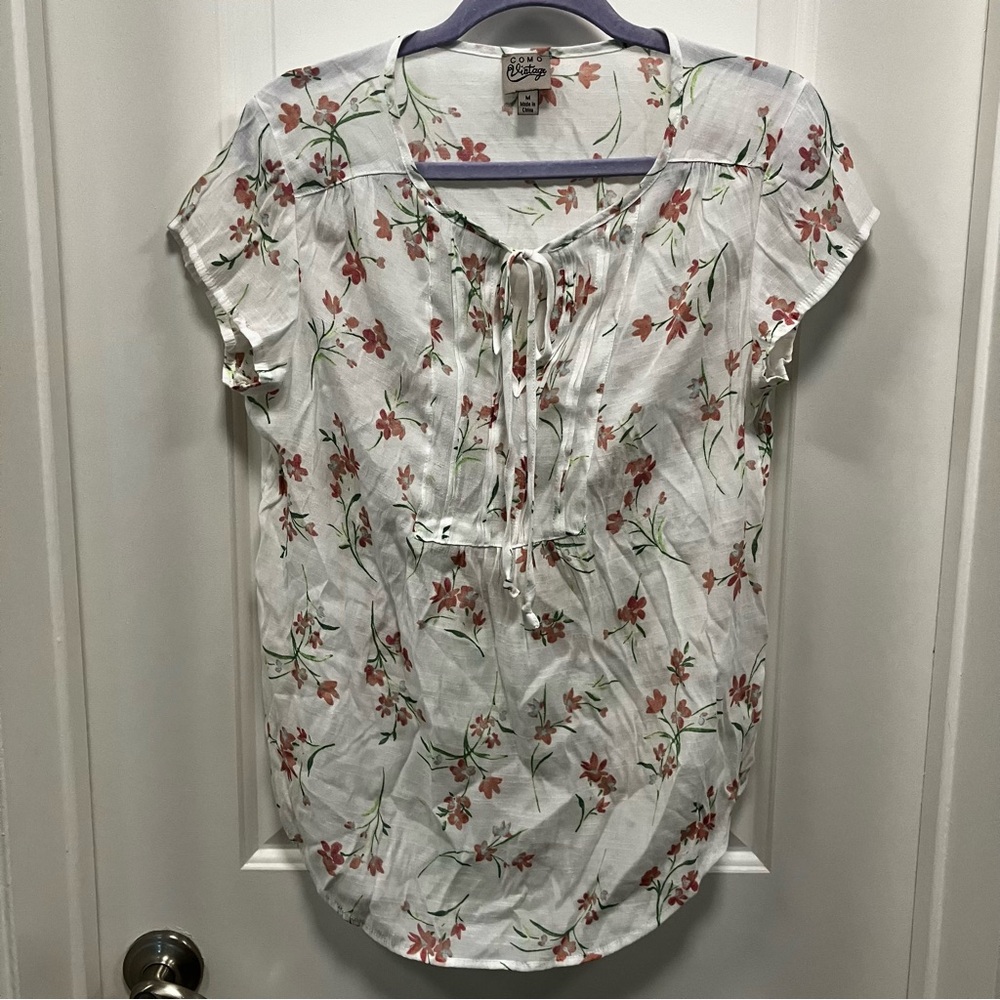 Como vintage women’s size medium, semi sheer floral short sleeve top